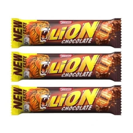 Baton Lion Nadziewany wafel z karmelem i płatkami oblany mleczną czekoladą 3x42 g.JPG