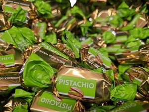 Jutrzenka Cukierki pistacjowe PISTACHIO w polewie mlecznej 0,5 kg